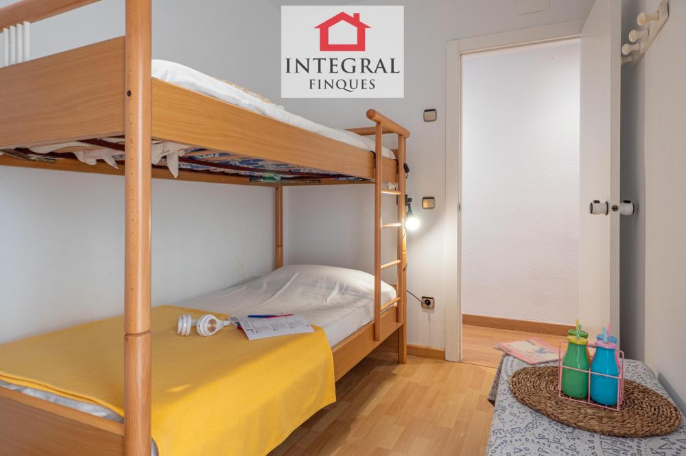 Habitació amb lliteres per nens.