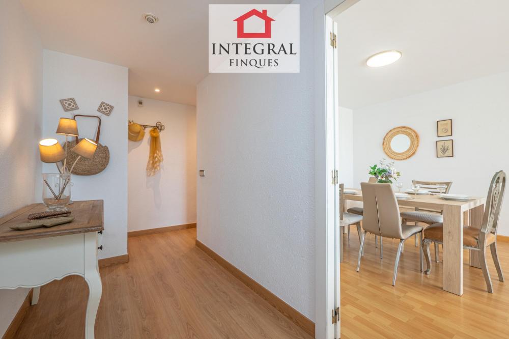 Passadís molt acollidor només centrant a l'apartament.