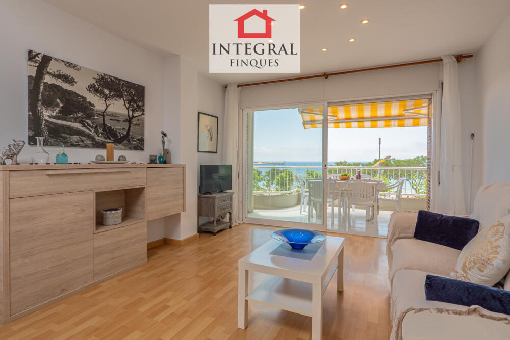 Sala d´estar amb zona per menjar en família.