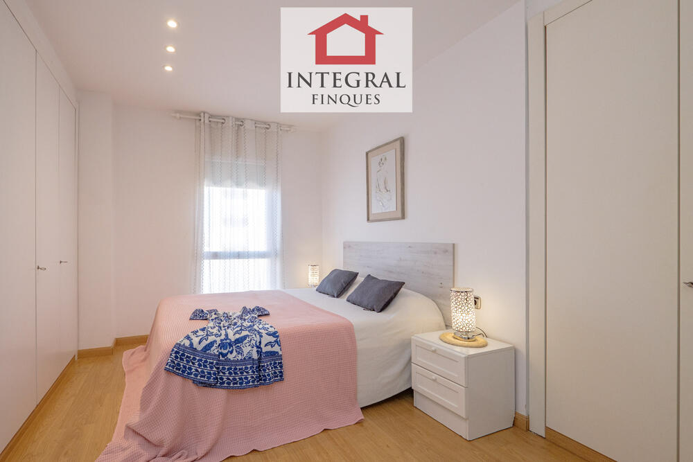 Gran habitació de matrimoni amb armaris de paret.