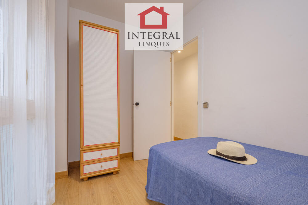 Habitació individual amb armari per deixar equipatge.