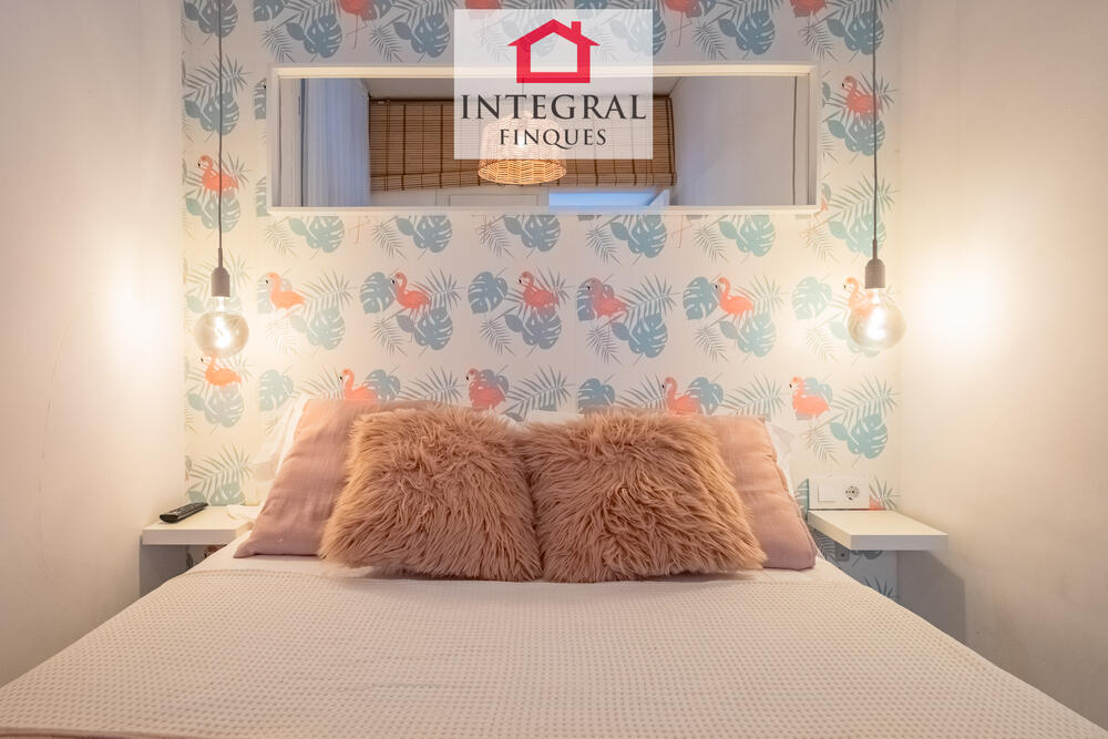 Habitació de matrimoni moderna i cuidada al detall.