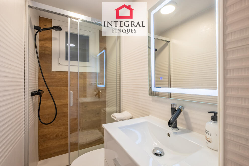 Bany amb dutxa totalment renovat i modern.