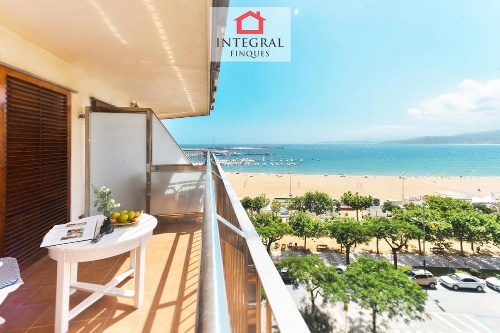 Apartament a primera línia de mar amb un petit balcó.