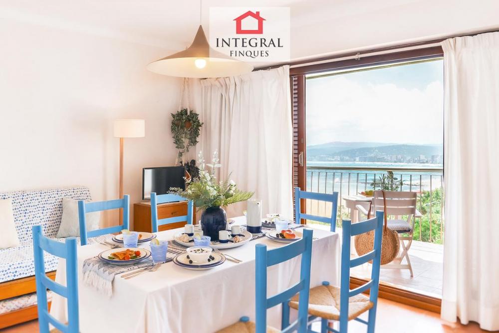 Sala d'estar-menjador amb meravelloses vistes al mar.