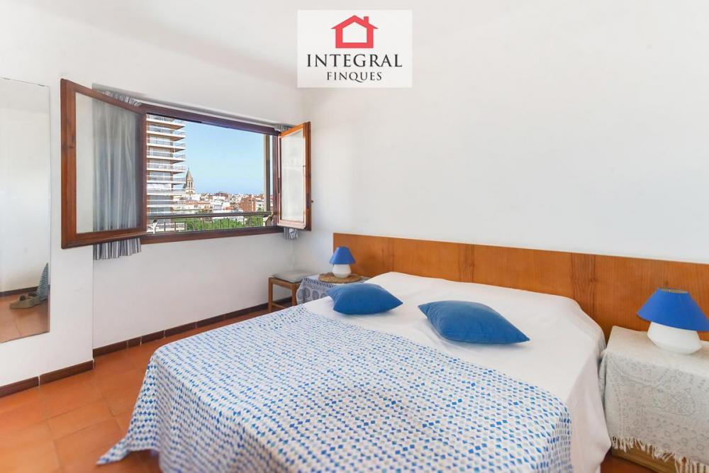Llit de matrimoni amb vistes a l'esglèsia de Palamós.