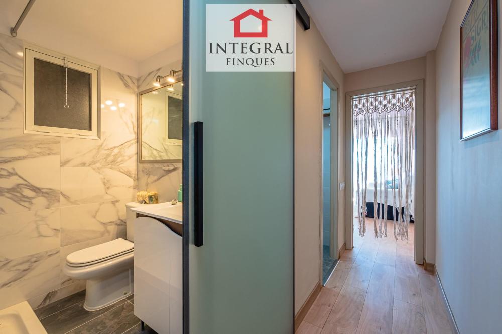Lavabo al costat de l'habitació de matrimoni.