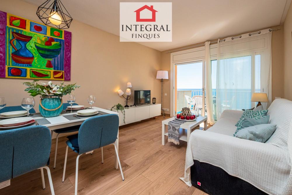 Moderna sala d'estar amb vistes a la platja de Palamós.