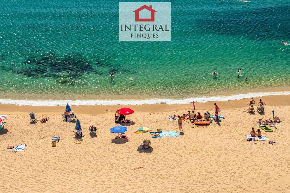 Vistes a la platja de Palamós des de la gran terrassa.