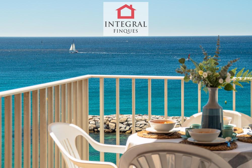 Bonic apartament a primera línia de mar.