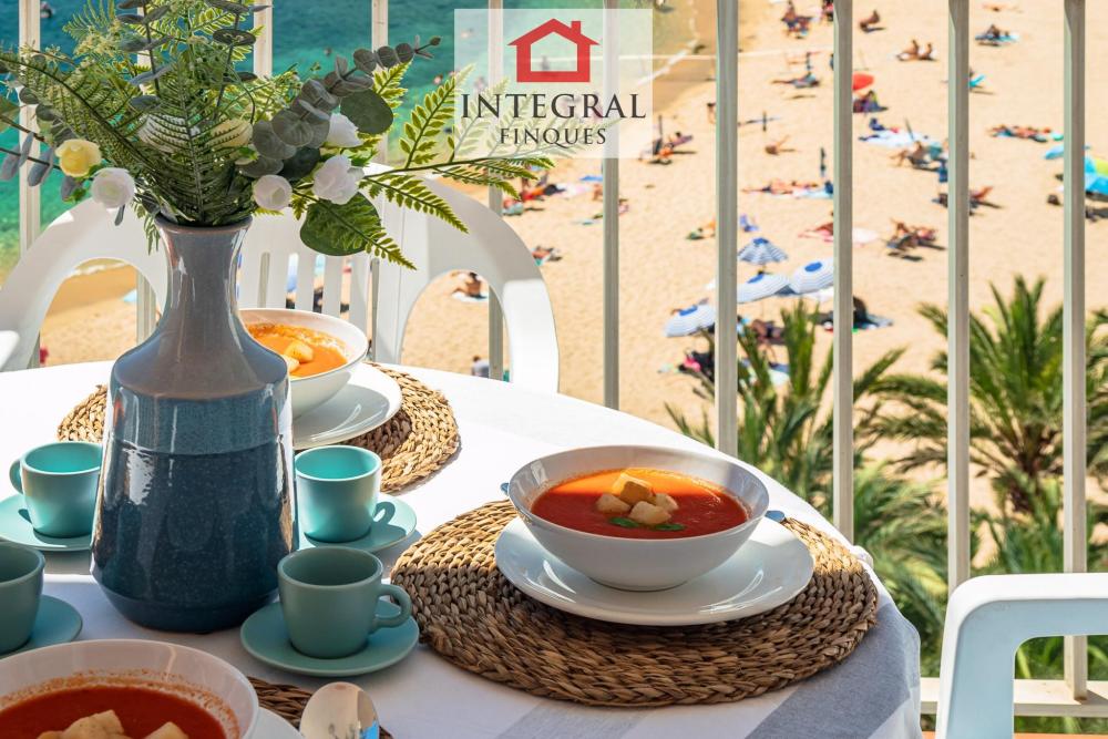 Apartament amb vistes a la platja i a la badia de Palamós.