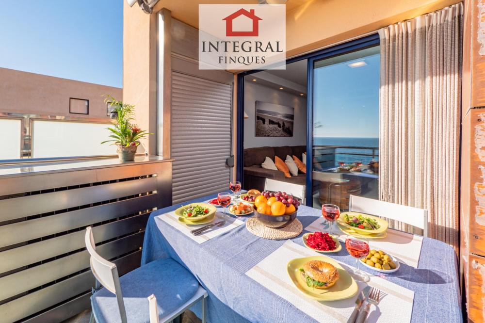 Apartament davant del mar amb terrassa i vistes úniques al Port Marina de Palamós.