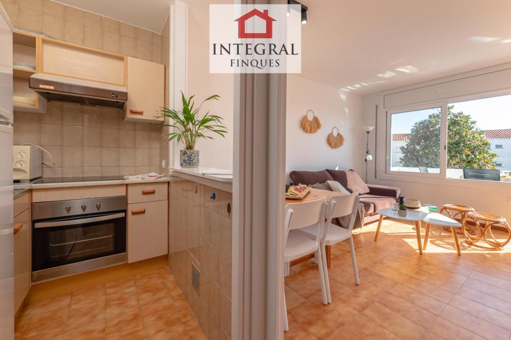 Assolellat i tranquil apartament molt a prop de la platja.