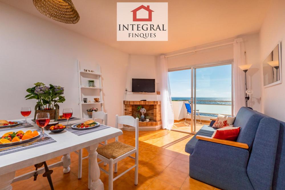 Sala d'estar amb vistes al mar.