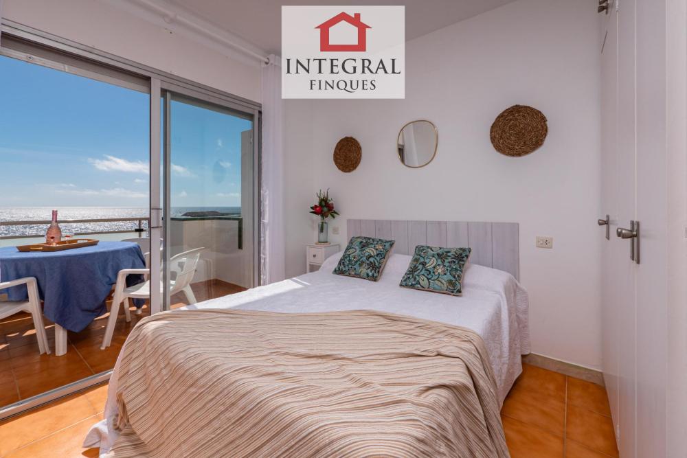 Habitació de matrimoni amb sortida a terrassa i vistes a cala Margarida.
