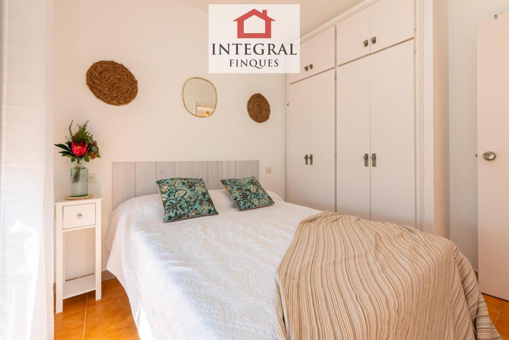 Habitació amb armaris empotrats, i decorada amb molt detall.