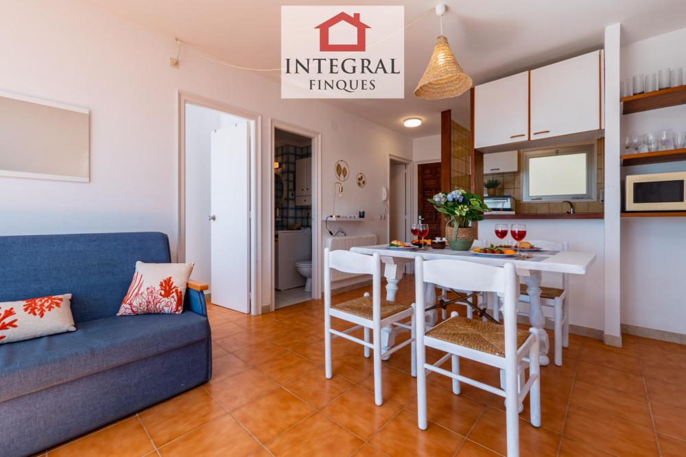 Sala d'estar ideal per passar unes vacances a Palamós amb la família.