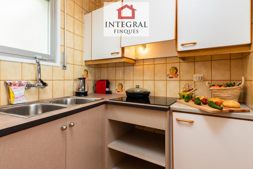Apartament a Palamós amb cuina totalment equipada i amb menjador / sala d'estar amb sortida a terrassa.