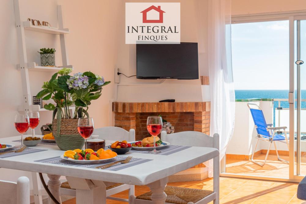 Acollidor apartament amb xemeneia situat a Cala Margarida.