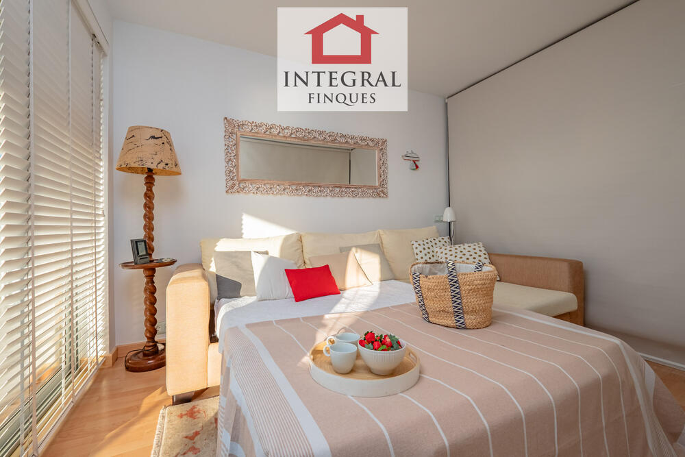 La sala d'estar és pot tancar amb les cortines i fer una segona habitació.