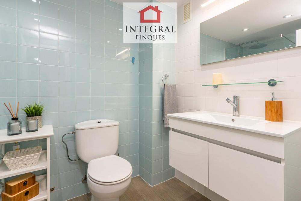 Lavabo complet amb dutxa.