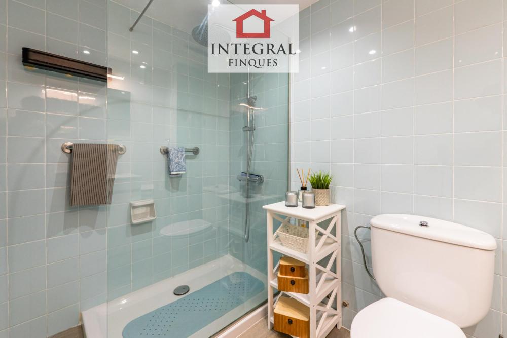 Lavabo complet amb dutxa. Es troba al costat de les habitacions.