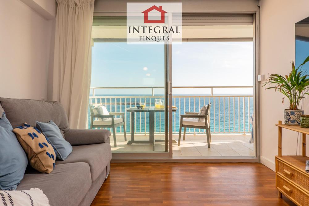 L'apartament es troba situat a primera línia de mar.