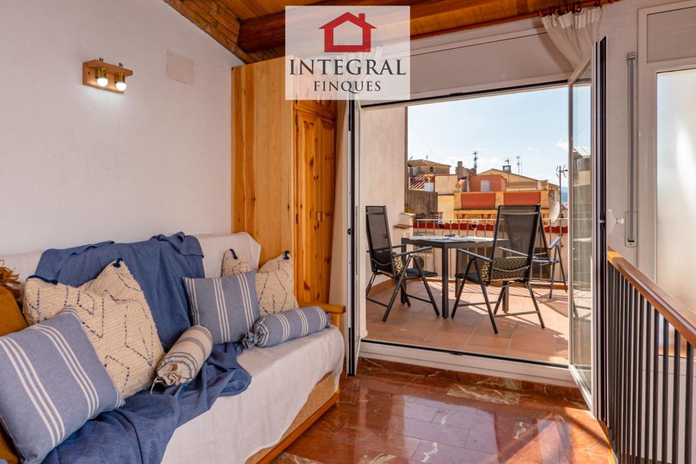 Sofà llit per poder descansar després d'un dia d'estiu.