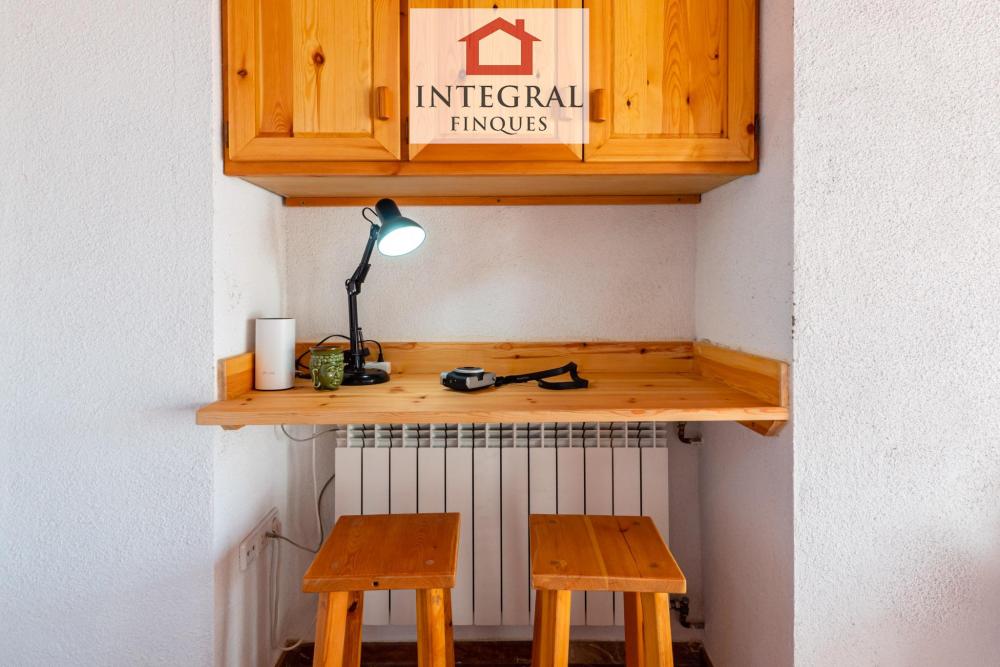 Escriptori per poder treballar durant les vacances.