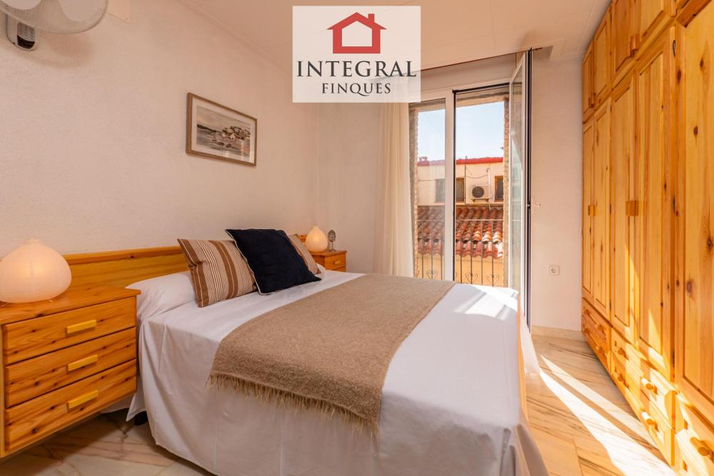 Habitació amb llit de matrimoni per descansar.