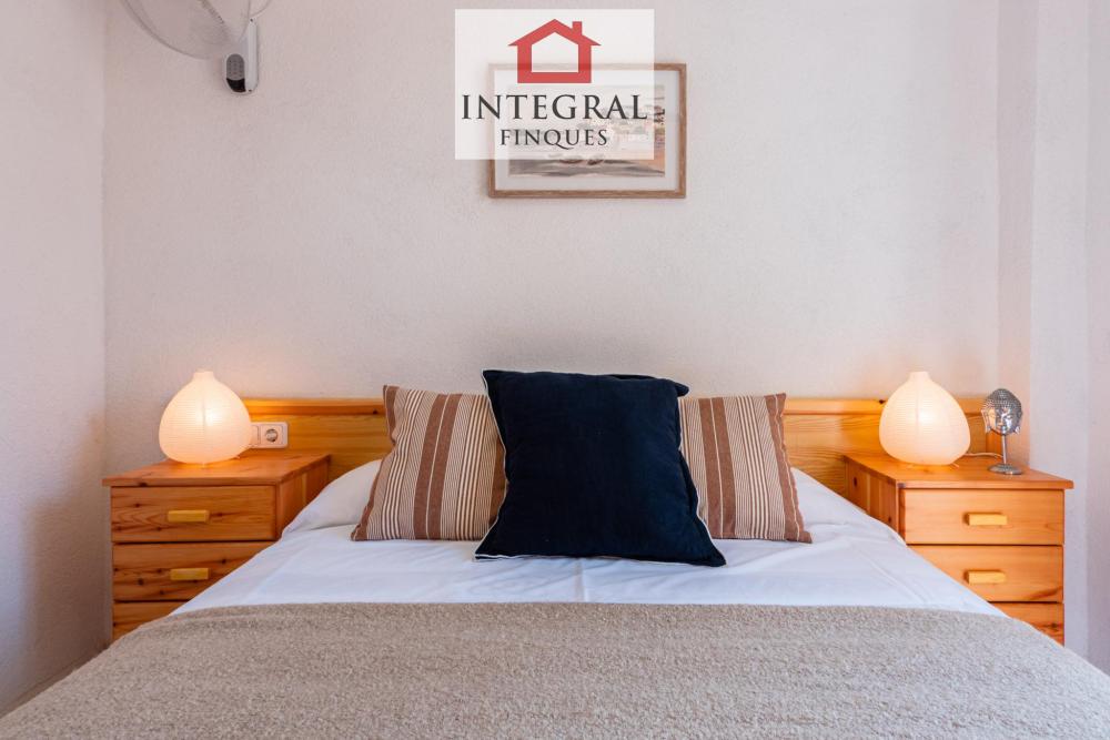 Habitació de matrimoni amb dos tauletes de nit.