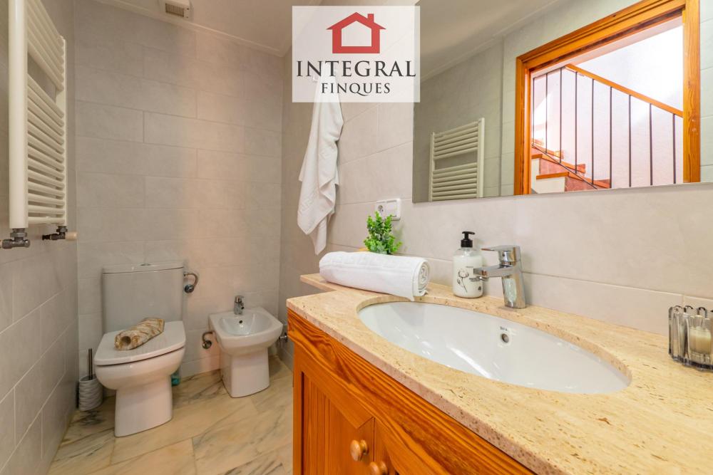 Bany complet amb pica, bidet i dutxa.