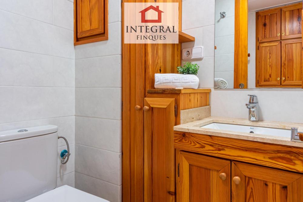 Petit lavabo amb pica a la primera planta.