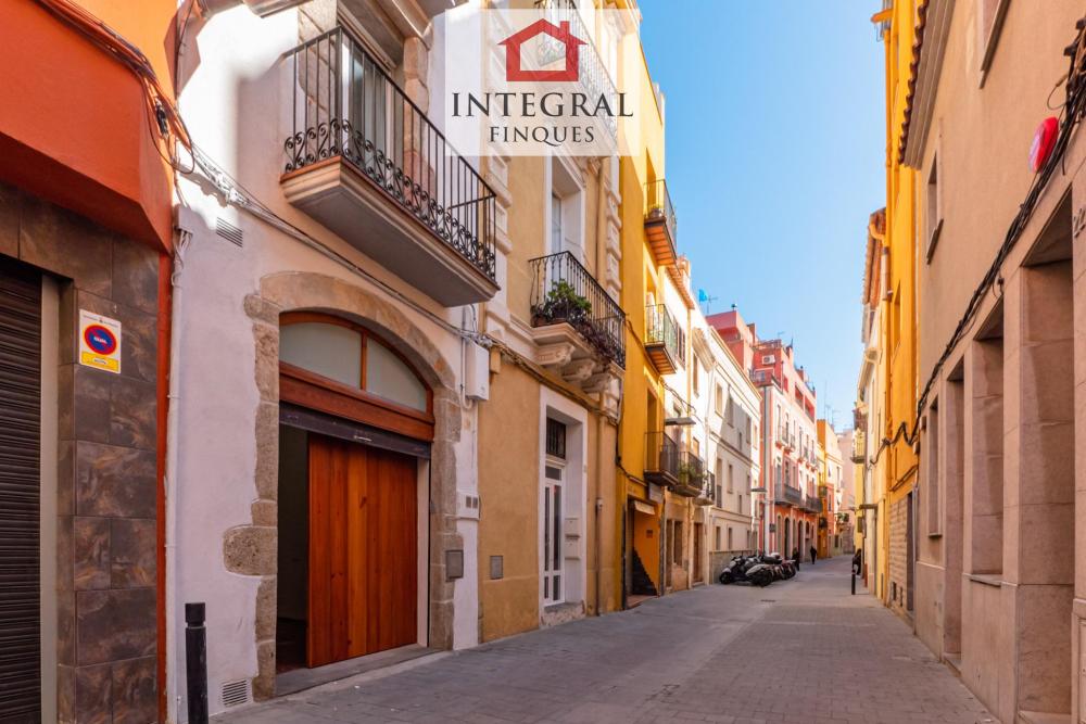 Casa de poble situada en paral·lel amb el Carrer Major.