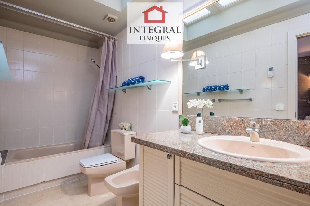 Lavabo amb banyera i bidet