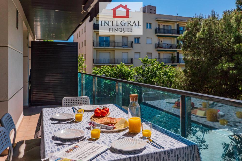 Terrassa espaiosa amb entrada a l'habitació doble.