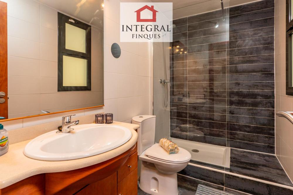 Lavabo totalment equipat amb dutxa.