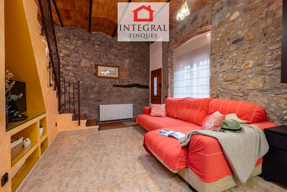 Sala d'estar amb unes elegants escales per anar a la segona planta.