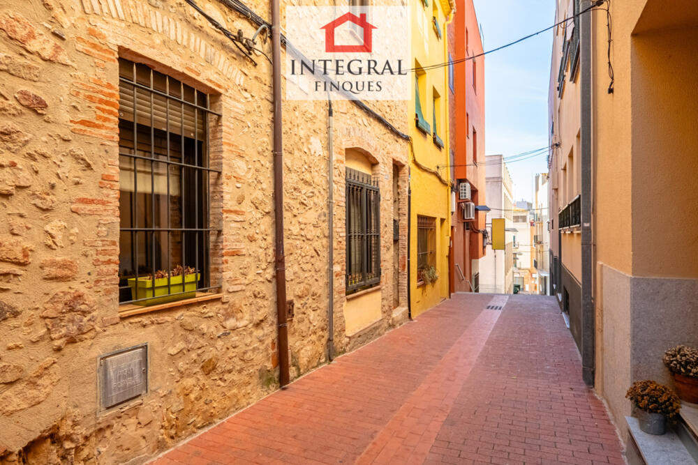 Casa amb una façana de pedra que la fa molt elegant.