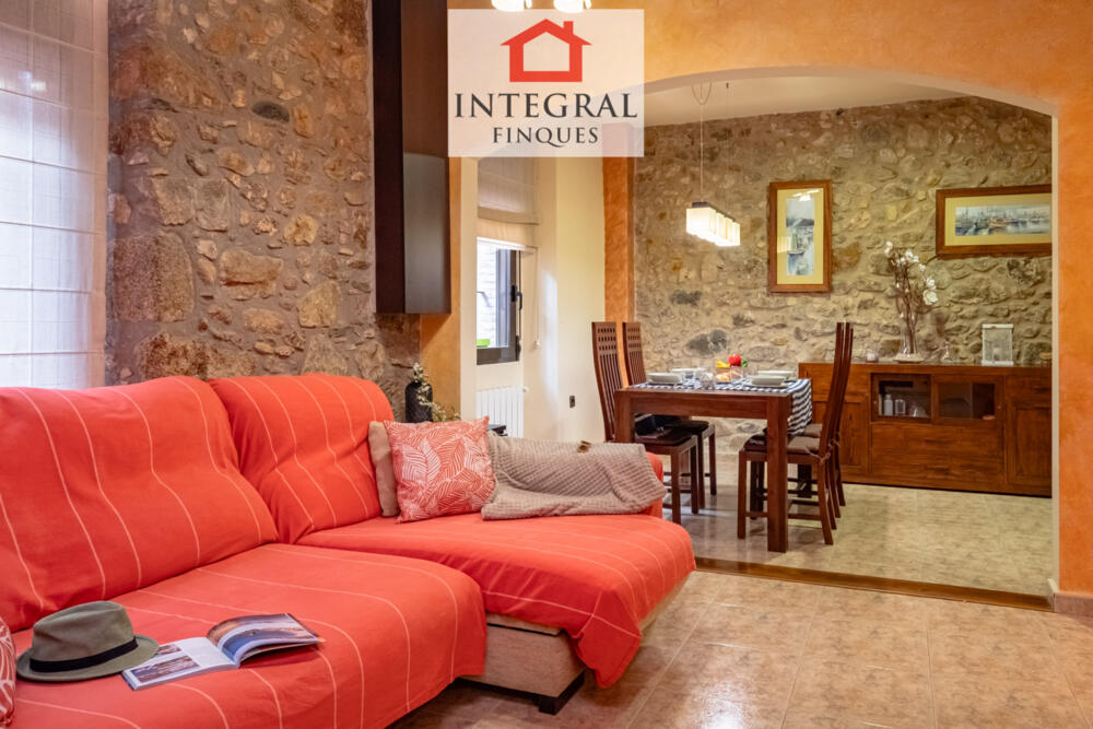 Sala d'estar - menjador molt àmpli a la primera planta de la casa.