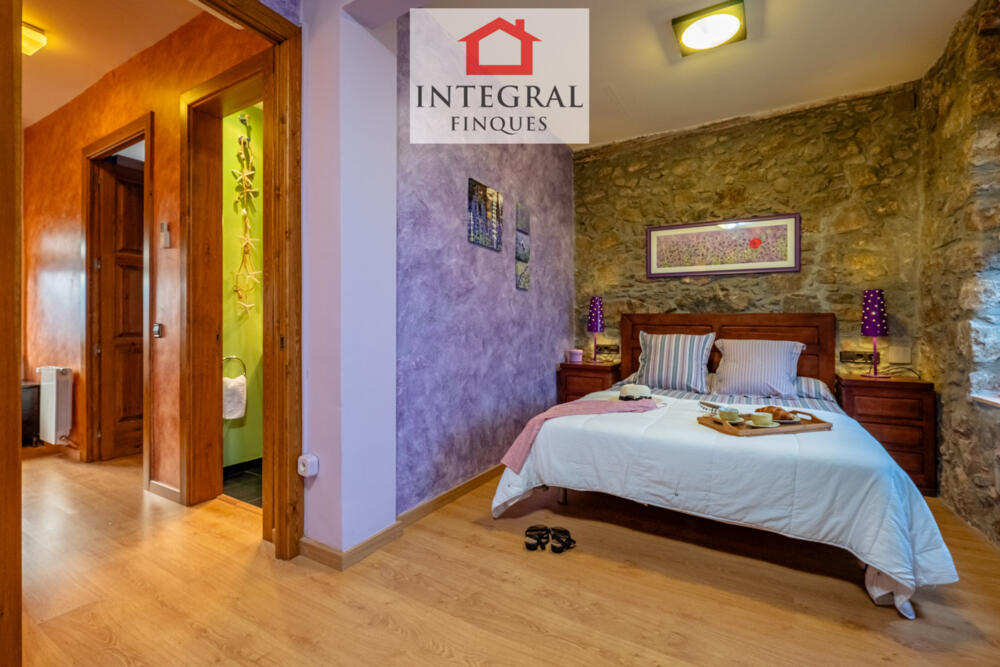 Habitació de matrimoni molt àmplia en suite.