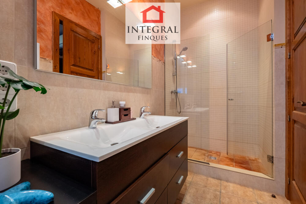 Lavabo amb pica i dutxa molt còmode.