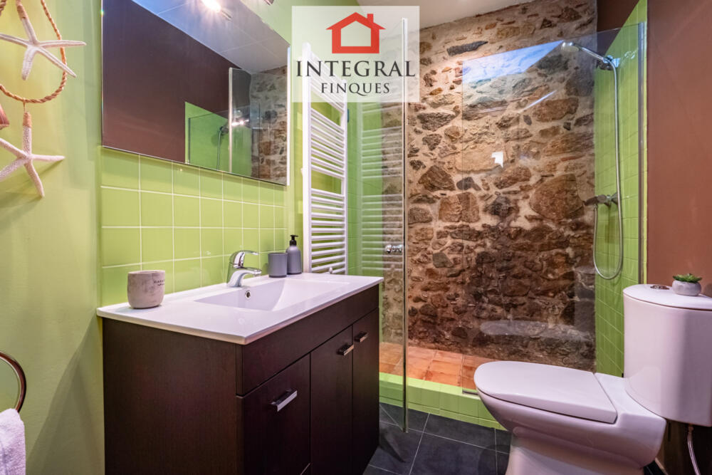 Lavabo amb dutxa i pica al costat de l'habitació principal de matrimoni.
