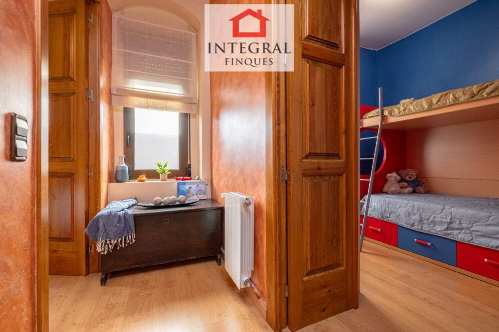 Accés a l'habitació amb llitera.