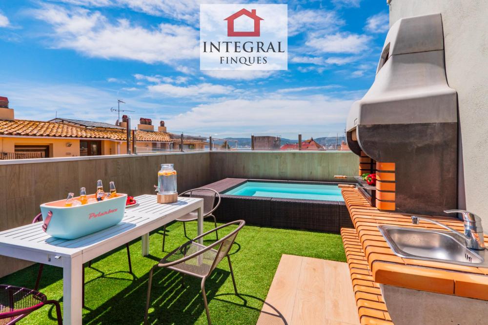 Taula, piscina i barbacoa la combinació perfecte.