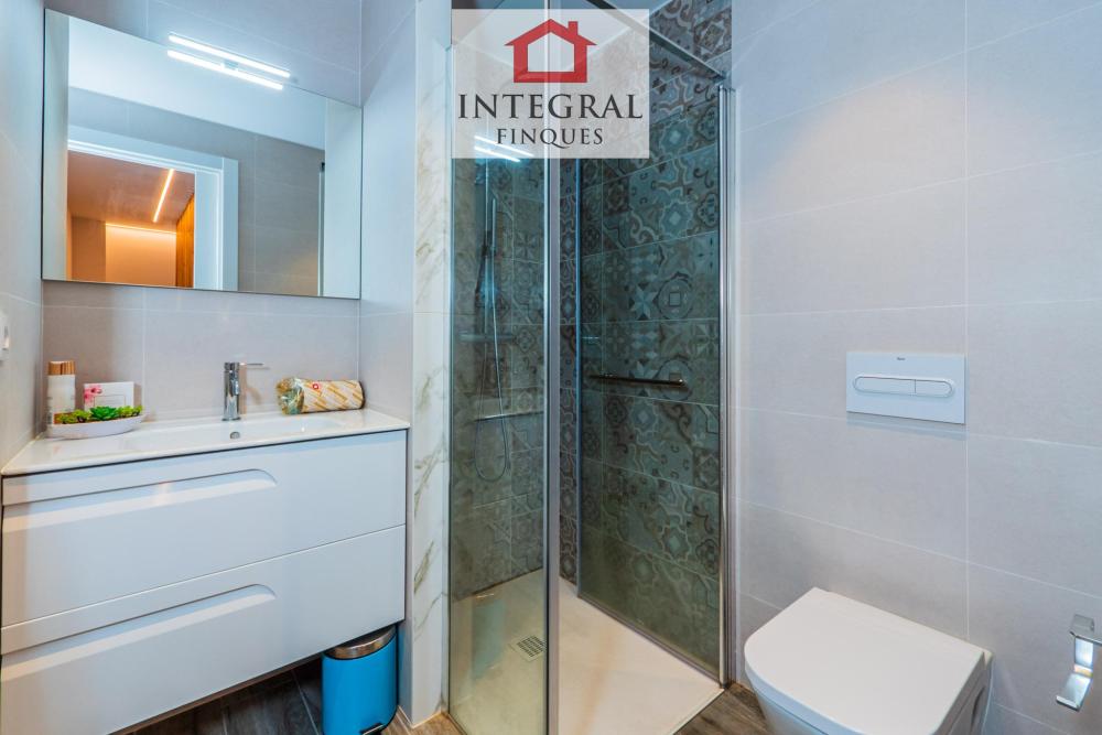 Lavabo amb dutxa a la segona planta prop de totes les habitacions.