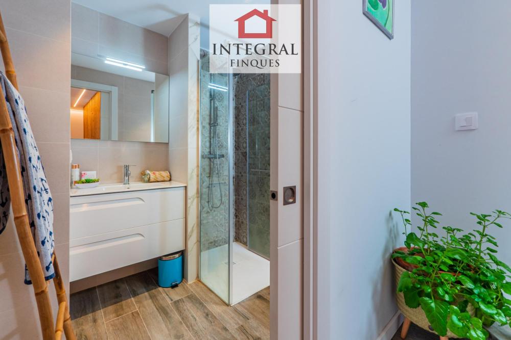 Lavabo complet amb dutxa.