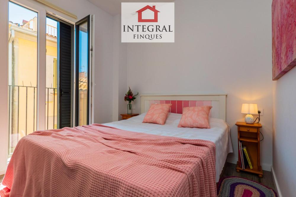 Segona habitació de matrimoni amb un petit balcó.