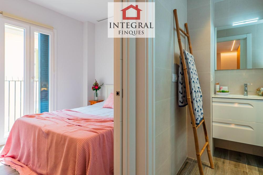 Habitació de matrimoni amb bany al costat totalment equipat.