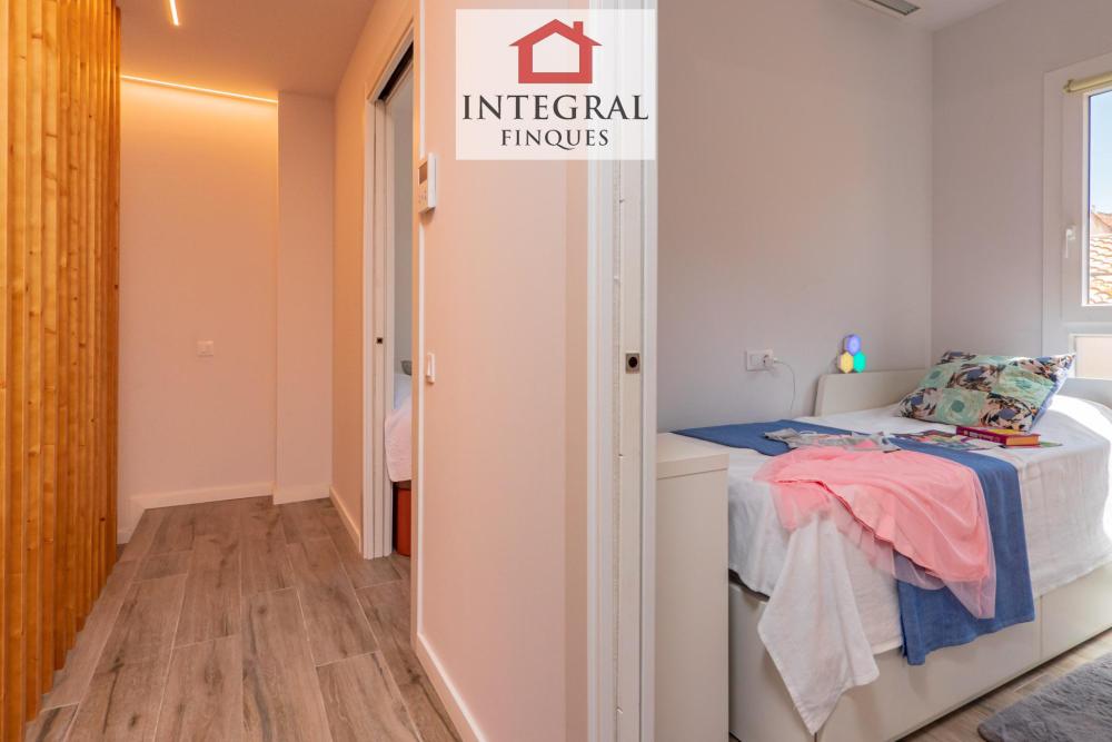 Habitació molt il·luminada amb llit niu per a dos persones.
